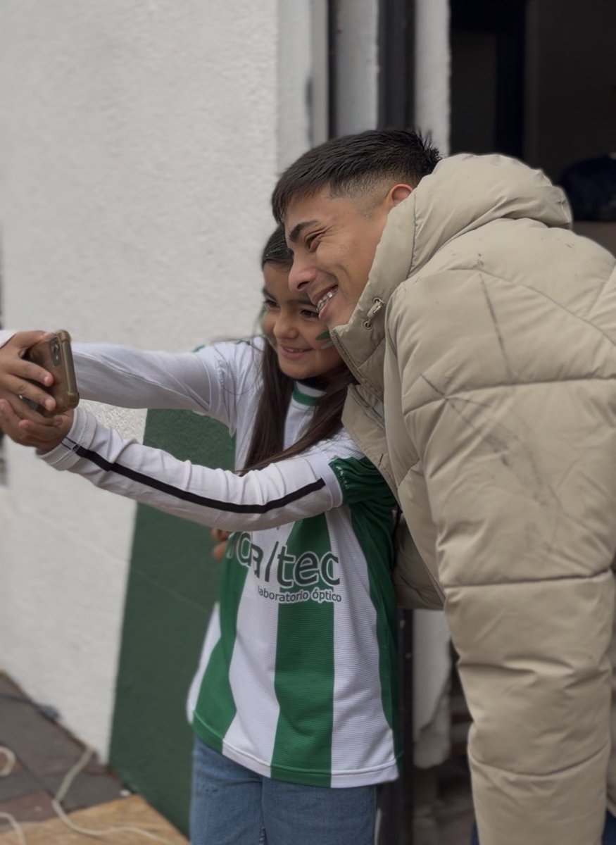 Infobus_rcm's tweet photo. El héroe de los niños, el chino Vázquez un fuera de serie dentro y fuera de la cancha.

Este tipo de gestos vale muchísimo más que cualquier gol. Muchas gracias por estar. https://t.co/KaqMWrbR5D