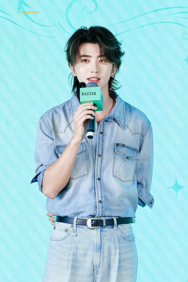 KUNBlue82's tweet photo. At yesterday’s BUV brand event, she wore a sleek AMIRI denim ensemble paired with just the right touch of Tasaki jewelry, exuding a crisp, refreshing vibe—her figure and proportions were truly enviable.

#KUN #CaiXukun
@kun_officialx https://t.co/4l8lPT50P7