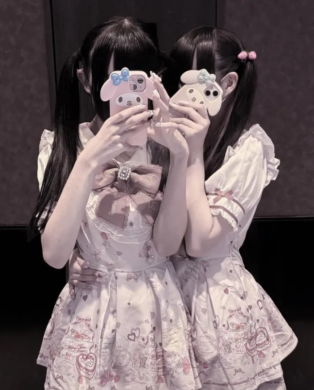 daddou5's tweet photo. 地雷系の姉妹丼とか需要あるかな？ｗ https://t.co/pgJjZO61X1