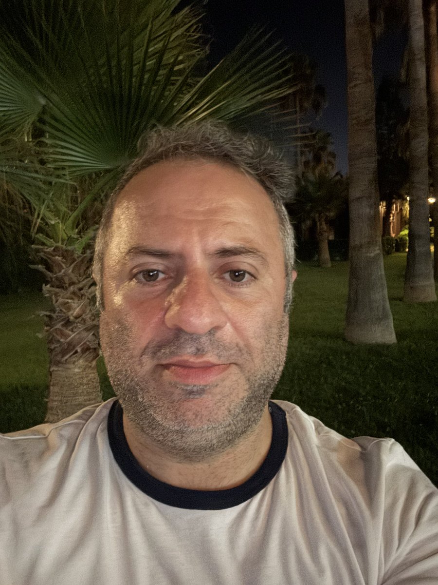 fatihcolak19831's tweet photo. Seviyorum doğayı, tabiatı, insanı, tüm canları. İyileri, iyiliği seviyorum. Kötülerin de bir gün iyi olabilme ihtimalini seviyorum. Kısacası sevmek isteyen insan bir bahane bulur sevmeye. Tohumların genetiğini değiştirmeyeceğiz, bizi bugünlere getiren Ata tohumlarına, toprağa, suya vefasızlık yapmayacağız, sağlıksızlığı tercih etmeyeceğiz, tabiatı zehirletmeyeceğiz. Bu dünyadan gelip geçeceğiz Bir gün belki başka bir fıtratla var olacağız ama gelecek nesillere tabiatı sağlıklı, temiz bırakacağız. Dostlarımla sevgiyle, iyilikle biz başaracağız🌹