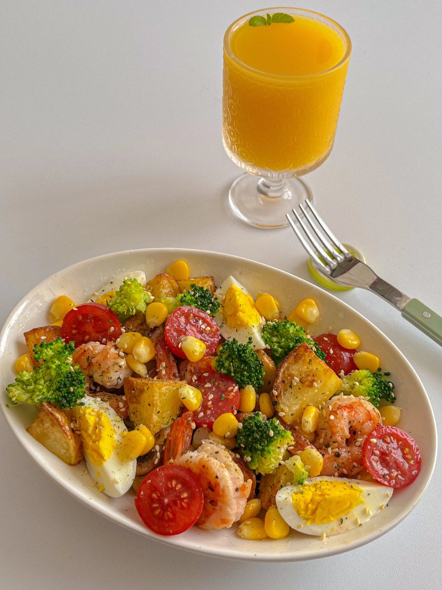 Netria35's tweet photo. [Today’s fat-loss win: Zucchini noodle bowl with grilled chicken, cherry tomatoes u0026 a drizzle of olive oil. Light, tasty u0026 keeps you full for hours. #FatLossEats #HealthyMeal]， https://t.co/3PvOlRQjsZ