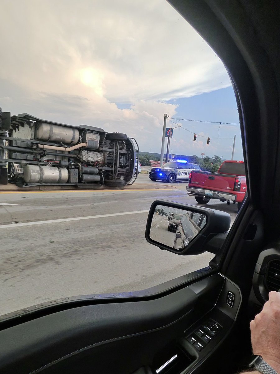 dschweinhart's tweet photo. @I65WxSils We were at my daughters in Mt Washington. Through the storm. On the way back home to Shepherdsville at I65 and Hwy 44 https://t.co/SXuWxLmVRP