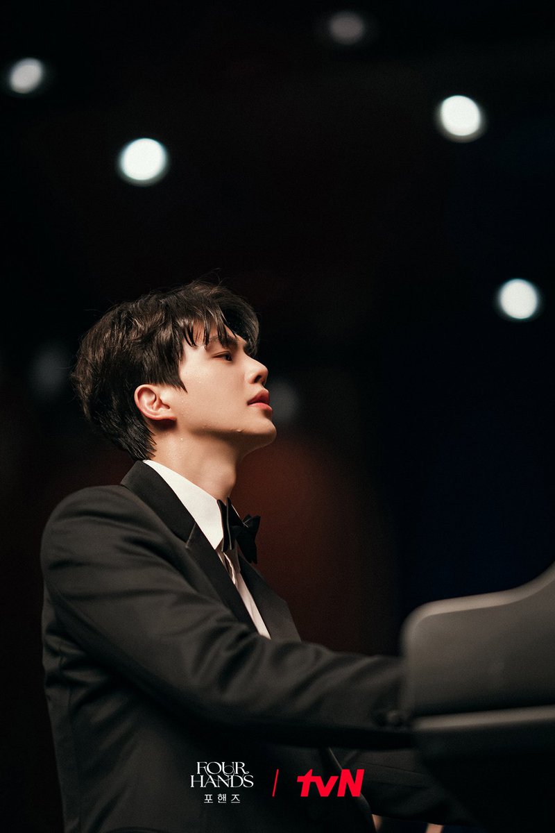 forskg's tweet photo. 'Capturing two pianists fully immersed in their performance on stage 🎹✨

​Pio, the standard of precise and flawless performance VS. Jeong-yo, playing with a free and instinctive spirit!

​Which pianist will steal your heart?! 👀'

Premieres on Saturday, August 29 at 9:10pm KST | tvN

#FourHandsTwoSonatas #포핸즈 #SongKang #송강 #LeeJunyoung #이준영