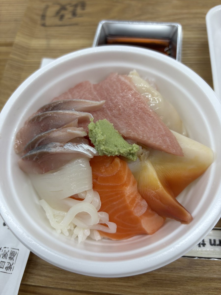 cocoaku's tweet photo. 昨日日曜不定休の定休日だった和商市場へ。ホテルの朝食ビュッフェ食べたにも関わらずトータル1800円ぐらいかかってしまった　私の食欲舐めんな。華麗な？盛り付けにより完成　優勝はニシン、2位は八角。独断と偏見でホッキは活とボイル二種。
大人だから一人旅行も楽勝
#囲碁将棋　#キレッキレツアー https://t.co/klesN2rsF0