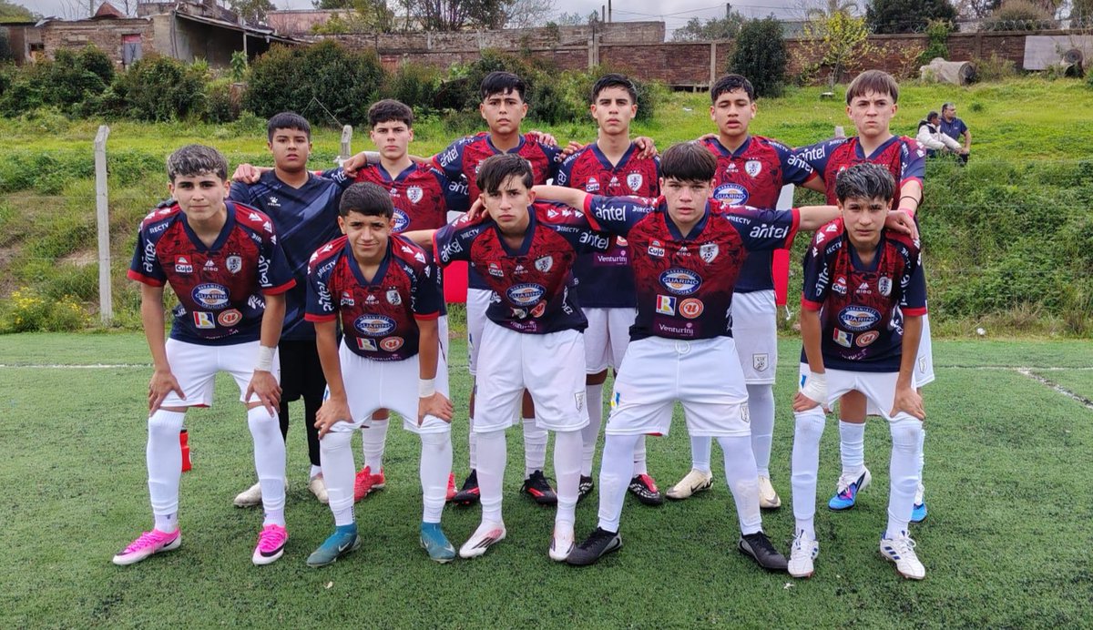 VozSalto's tweet photo. #CopaDeSeleccionesDeOFI | Una de cal y otra de arena

La selección sub 14 debutó con victoria frente a Guichón por 2 a 0.
Respecto a la Sub 16 fue la segunda derrota consecutiva salteña, en esta oportunidad 2 a 0 frente a Guichón. 
Se vienen los clásicos.. https://t.co/ZBBQTDWJ8u