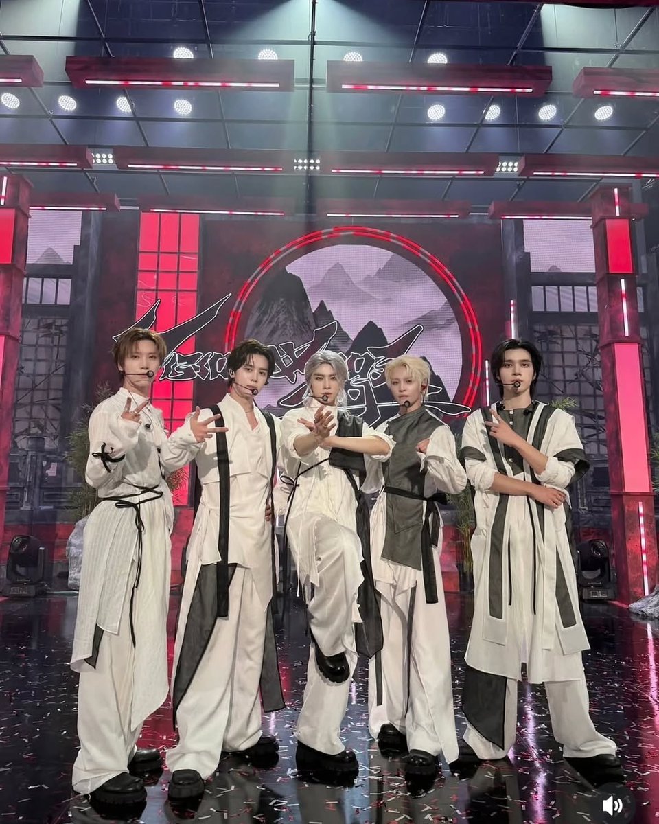 dazzle_0101KUN's tweet photo. MAKER LAB STUDIO 인스타그램 #WayV 

음악중심 의상 https://t.co/2BxZ9aJlr4