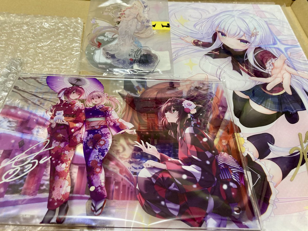 LeoAshihara's tweet photo. 夏季休暇中の戦利品
ピロ水さんのサイン色紙のこと引きづり続けてる
目の前で⚪︎⚪︎さんへって書いてもらえるのが好きなので、どうして自分は昨日朝4時に起きて行かなかったんだと後悔し続けてる
初期のヒロインズの色紙へのサインとか今後ないかもしれんのに... https://t.co/X8XipLeSFx