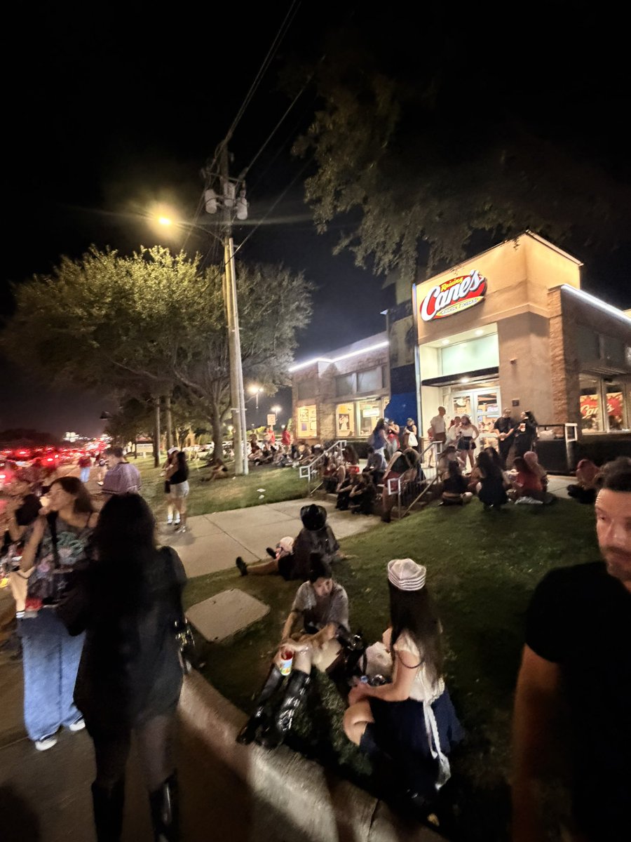 urrenha's tweet photo. @C0M3B4CKTOME got to canes and it was CROWDED https://t.co/3WAWb1s00D