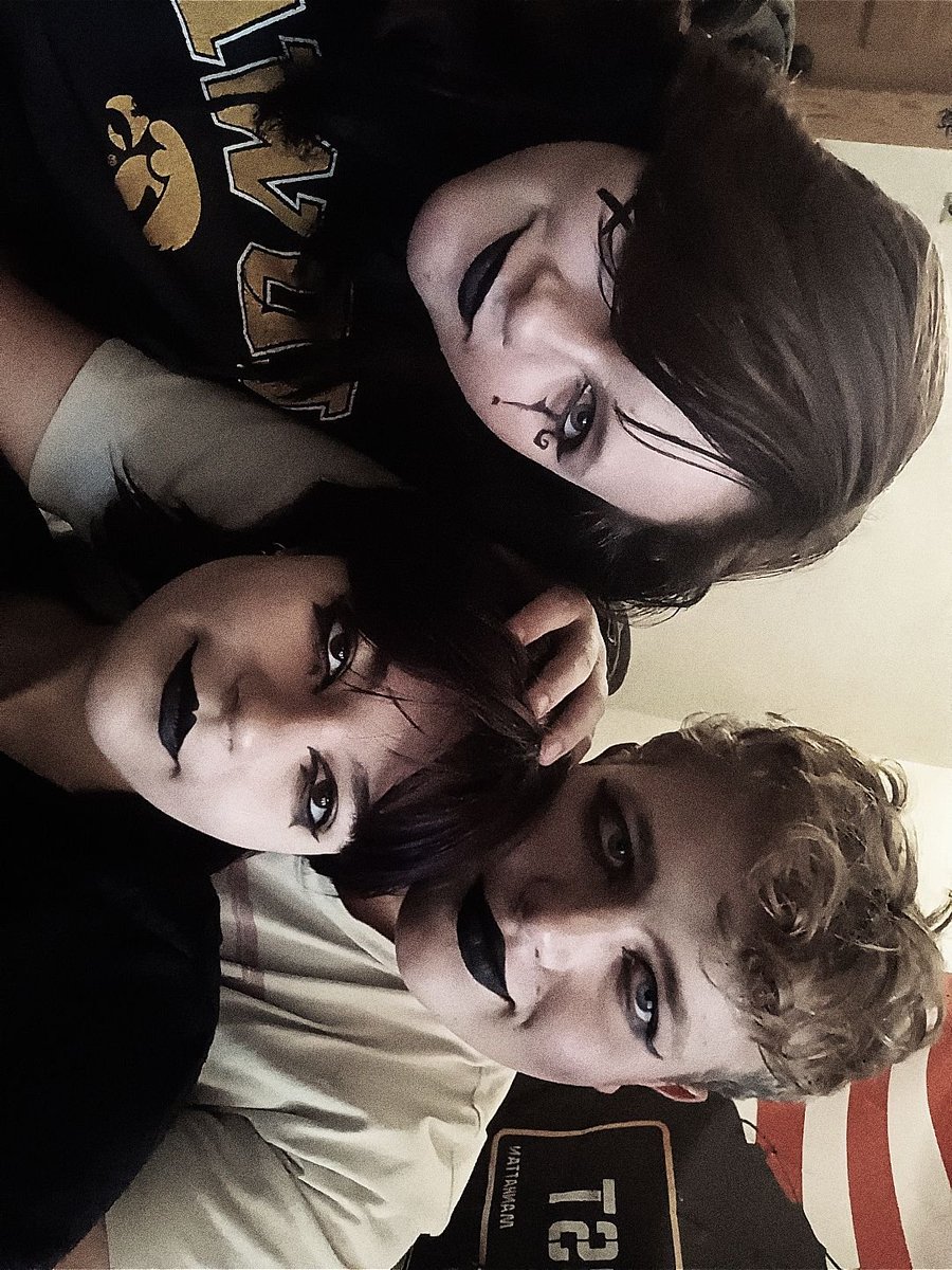 Puppyyy123456's tweet photo. Did goth-ish makeup together!! :3
@SharpsFun @shadowblack7656 https://t.co/YVM6OOAHo1