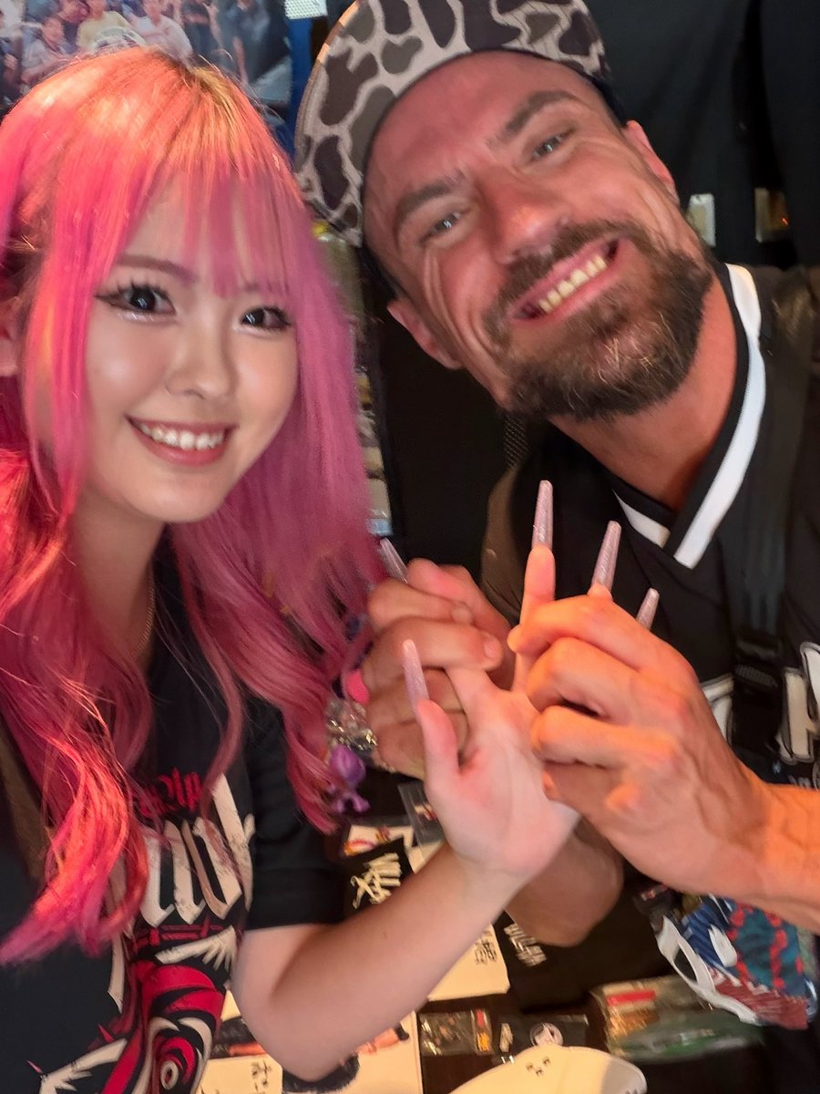 maaaki__chan's tweet photo. 昨日は #heatuppw へ🤼🔥
マーティースカルに指折ってもらったのーーーー🖐️☂️💖
リング上じゃないマーティーは優しくてジェントルマンだった🥺🫶 https://t.co/wHC0gSRZwR