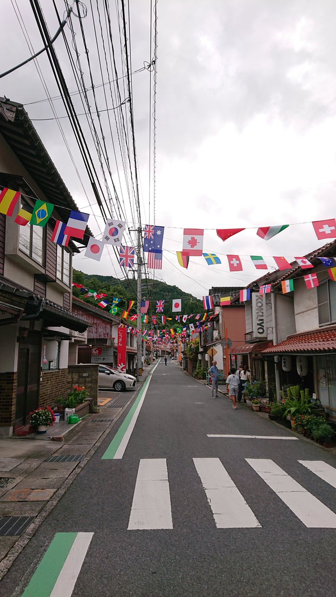 K7Athlon's tweet photo. 鳥取県江府町江尾。
今日8月17日は江尾十七夜が開催される。
蜂塚氏が盂蘭盆17日に城門を開放し、無礼講で豊年祈願祭を行なっていたのが起源と云う。
以来500年余、地域のお祭りとして親しまれ続いている。
駅前を中心に万国旗が飾られ、十七夜の提灯が各家庭玄関先に吊るされ、準備万端の様だ。 https://t.co/zQGjDiXI5T