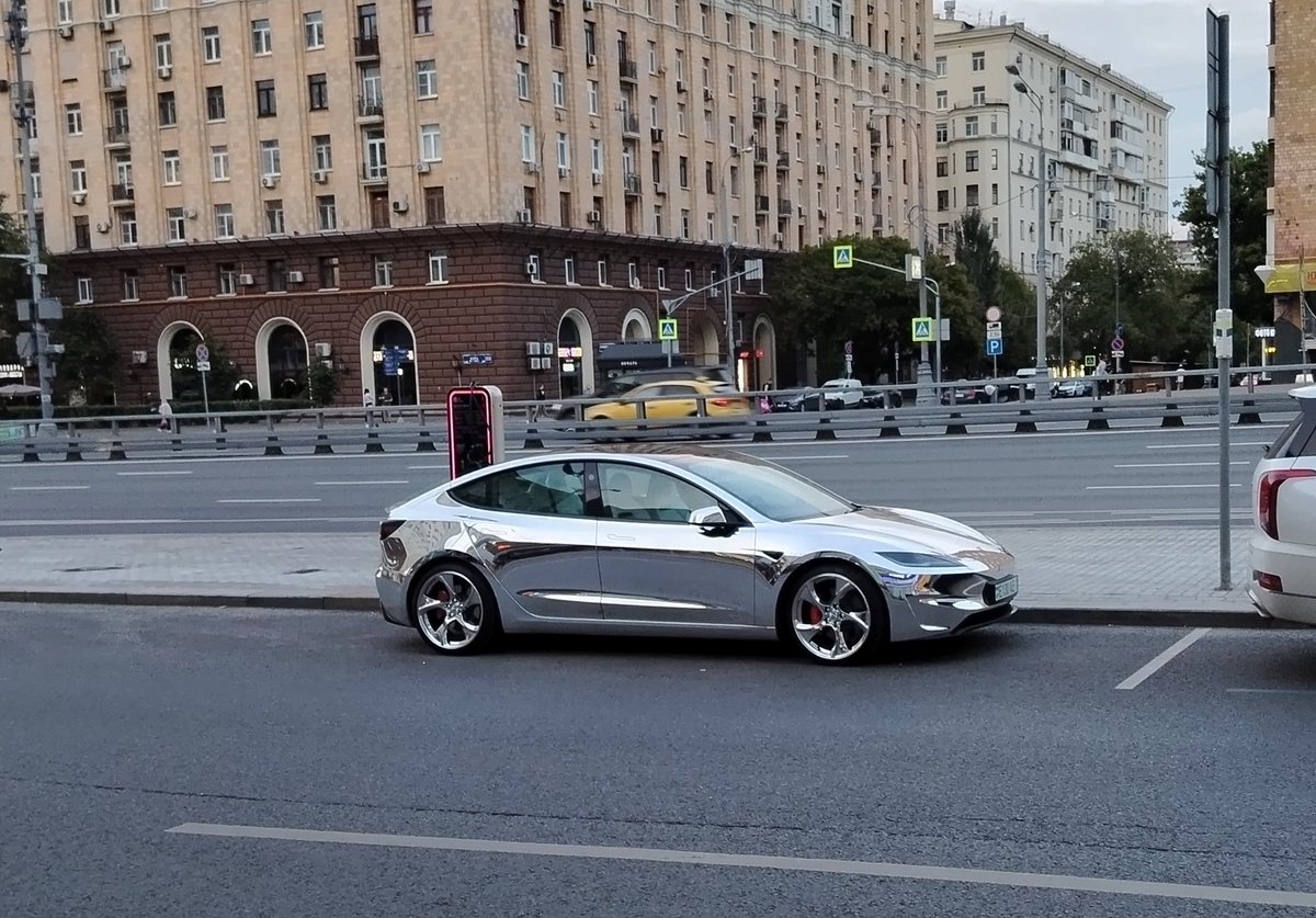Futvodka's tweet photo. Alguien sabe que tipo de transformer es este?

Por cierto. Los que tiene coches electricos en Moscú no se preocupan sobre si hay gasolina o no https://t.co/prnct9Rxrn
