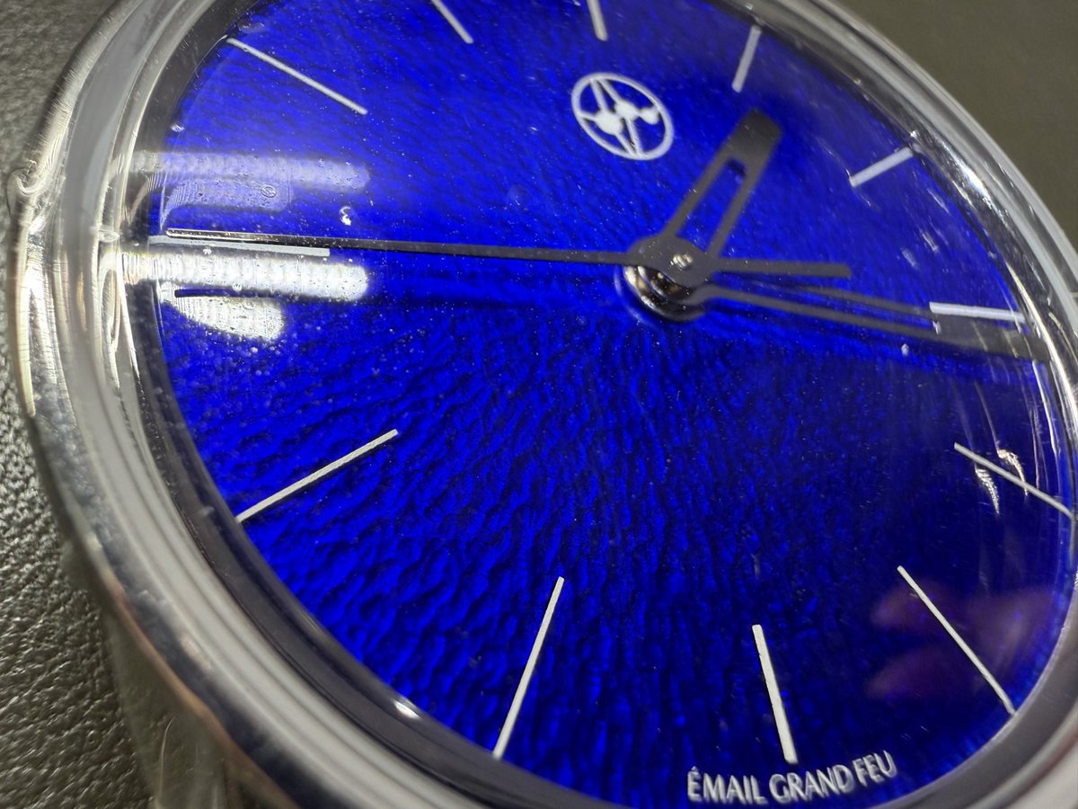 Shellman_Ginza's tweet photo. LUNDIS BLEUS — Grand Feu Enamel
A stunning blue Grand Feu enamel dial, created by independent watchmaker and enameler Bastien Vuilliomenet.
Beautiful craftsmanship from La Chaux-de-Fonds.
#LundisBleus #GrandFeuEnamel #IndependentWatchmaking #Shellman https://t.co/WYTJqDnPAl