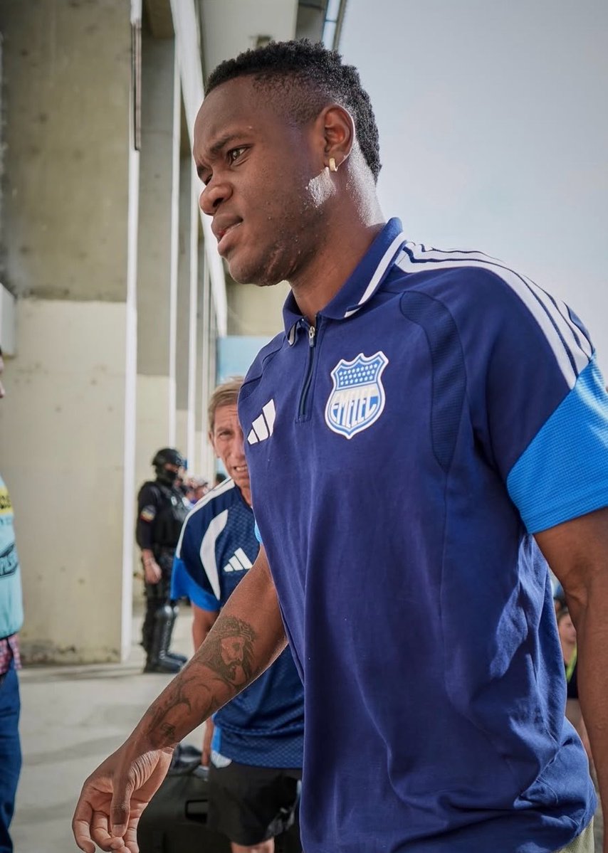 javieralavar's tweet photo. No entiendo la razón para haberlo hecho borrar del once inicial, Stalin Valencia debería ser inamovible de la alineación de @CSEmelec más seguro en el 1-1 y sale jugando e iniciando las jugadas, cosas que sigo sin entender de los planteamientos de Nasuti. https://t.co/OCZCO2lv4e