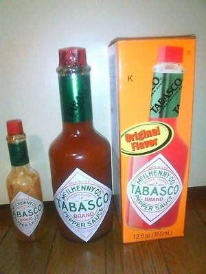 Readonlyado's tweet photo. この大容量タイプのタバスコを普段使っています。
昨日テレビを見ながらパスタにかけたら中蓋がトンズラしてて、トマトソースをかけているかのようなどぷん！と音がして叫んだのは私です。
皆さん気をつけて…
#タバスコ https://t.co/0AOUvXk4oo