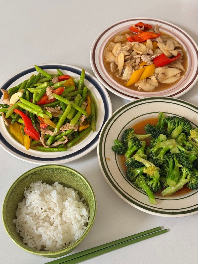 WanyiF's tweet photo. [Today’s vibe is all about simple, warm comfort food – fluffy rice, stir-fried veggies and a sprinkle of toasted sesame seeds. Nothing fancy, just totally satisfying!]， https://t.co/2Y4N1PwCIC