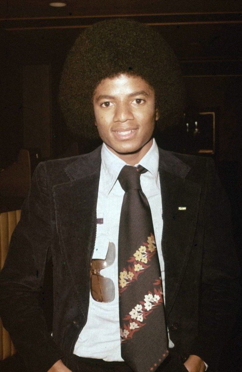 tellemthatits's tweet photo. michael but his tie keeps getting skinnier https://t.co/VsvXGYmxQe