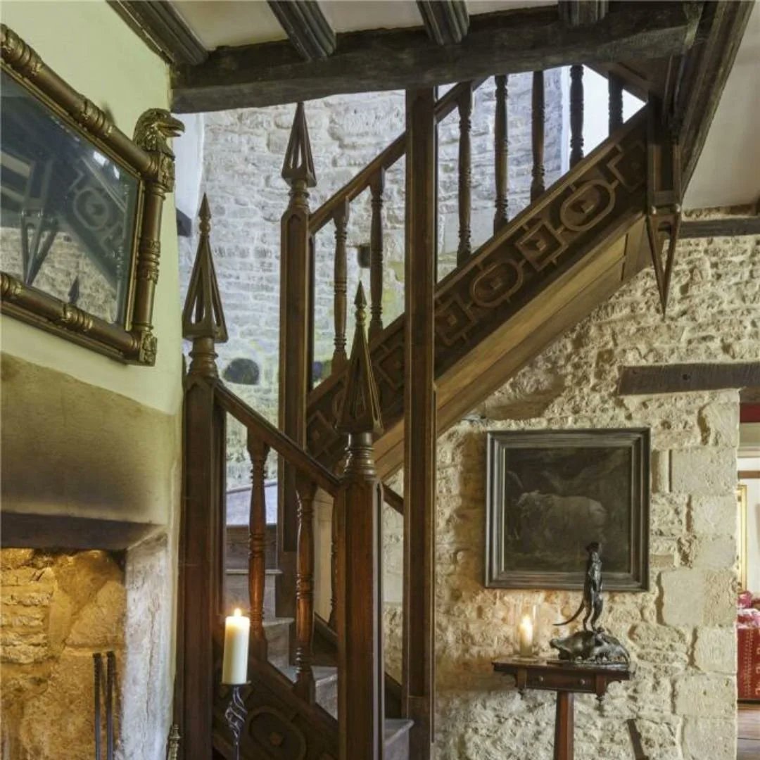 Fascinate_Hist's tweet photo. Saltford Manor (built around 1148) is the oldest continuously inhabited house in the UK. 🇬🇧

People were sleeping in these bedrooms while the Crusades were happening. It survived the Black Death, the English Civil War, and WWII. 

Inside, there are 13th-century wall paintings hidden behind plaster and a Norman window matching Hereford Cathedral.

The wildest part? It’s not a museum. The 900-year old house is still a private family home today. Imagine making morning coffee in a house that was around when Norman knights were plotting battles. 🤯