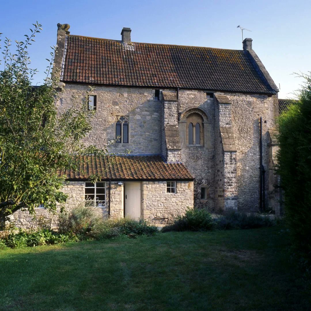 Fascinate_Hist's tweet photo. Saltford Manor (built around 1148) is the oldest continuously inhabited house in the UK. 🇬🇧

People were sleeping in these bedrooms while the Crusades were happening. It survived the Black Death, the English Civil War, and WWII. 

Inside, there are 13th-century wall paintings hidden behind plaster and a Norman window matching Hereford Cathedral.

The wildest part? It’s not a museum. The 900-year old house is still a private family home today. Imagine making morning coffee in a house that was around when Norman knights were plotting battles. 🤯