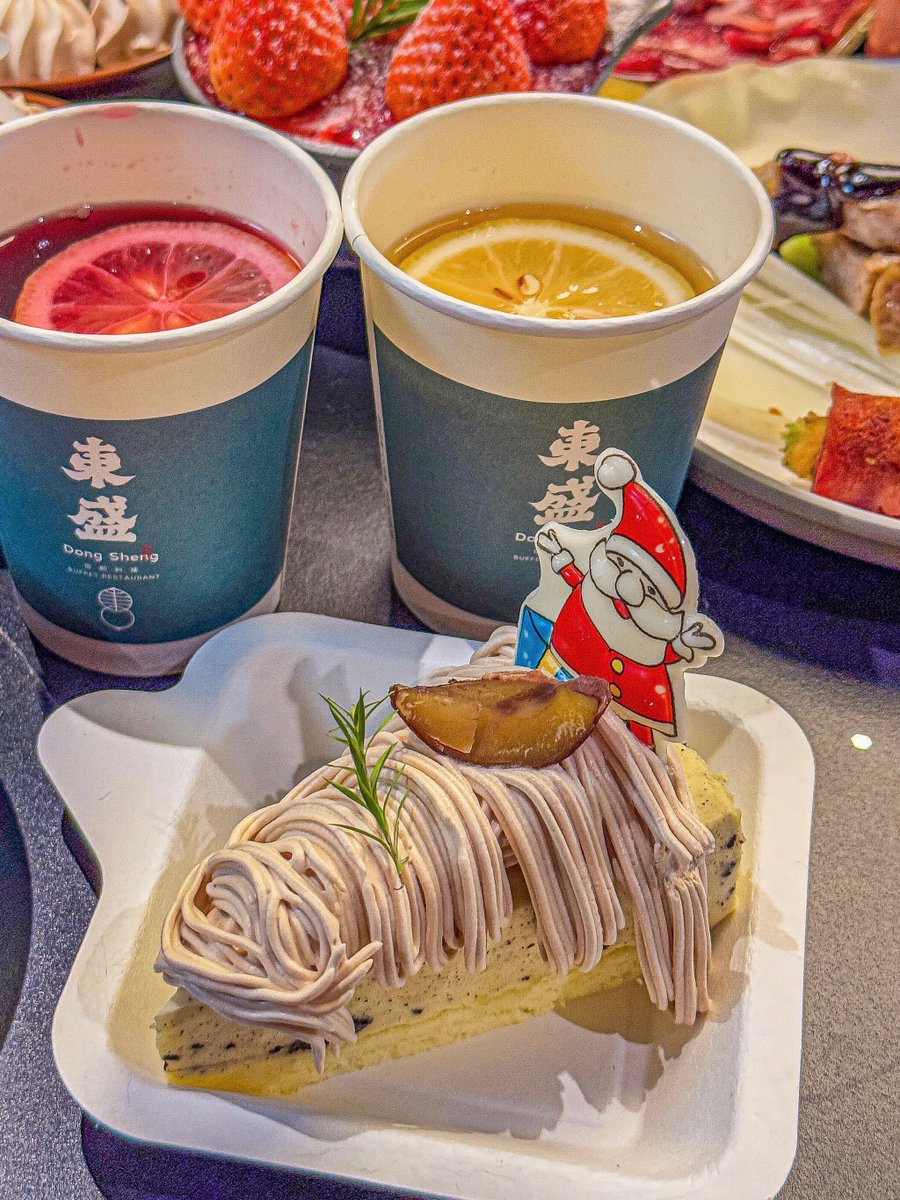 AmandaKono54972's tweet photo. Holiday feast alert! Roasted turkey with cranberry glaze, buttery mashed potatoes, and spiced hot cocoa—warm, cozy, and full of joy for your festive gatherings!  #HolidayEats https://t.co/PLszZPSSTS