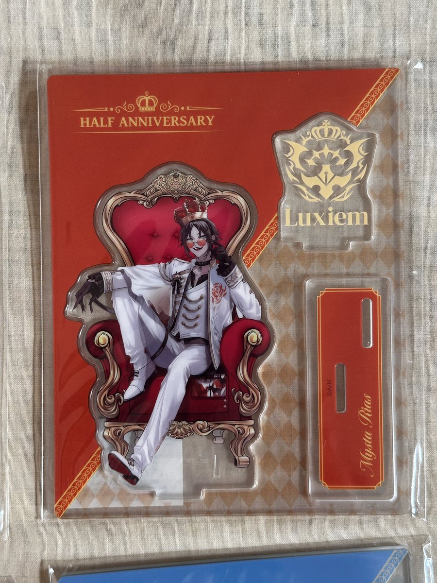 cee_ruu's tweet photo. Acrylic Standee official merch - 200k each https://t.co/3U1Zk8tGYs