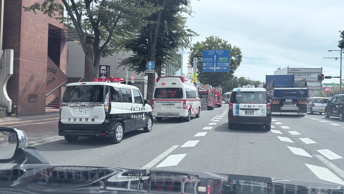 meccha_aomori_x's tweet photo. 【青森市】
リッチモンドホテルで火災⁉️
消防車両、警察車両等結構な台数出てます❗️ホース出してますね。宿泊客と見られる人も多数外に出てきてます。
大きな被害が無ければいいけど…。
#火災
#リッチモンド https://t.co/TUw0BGpNOw