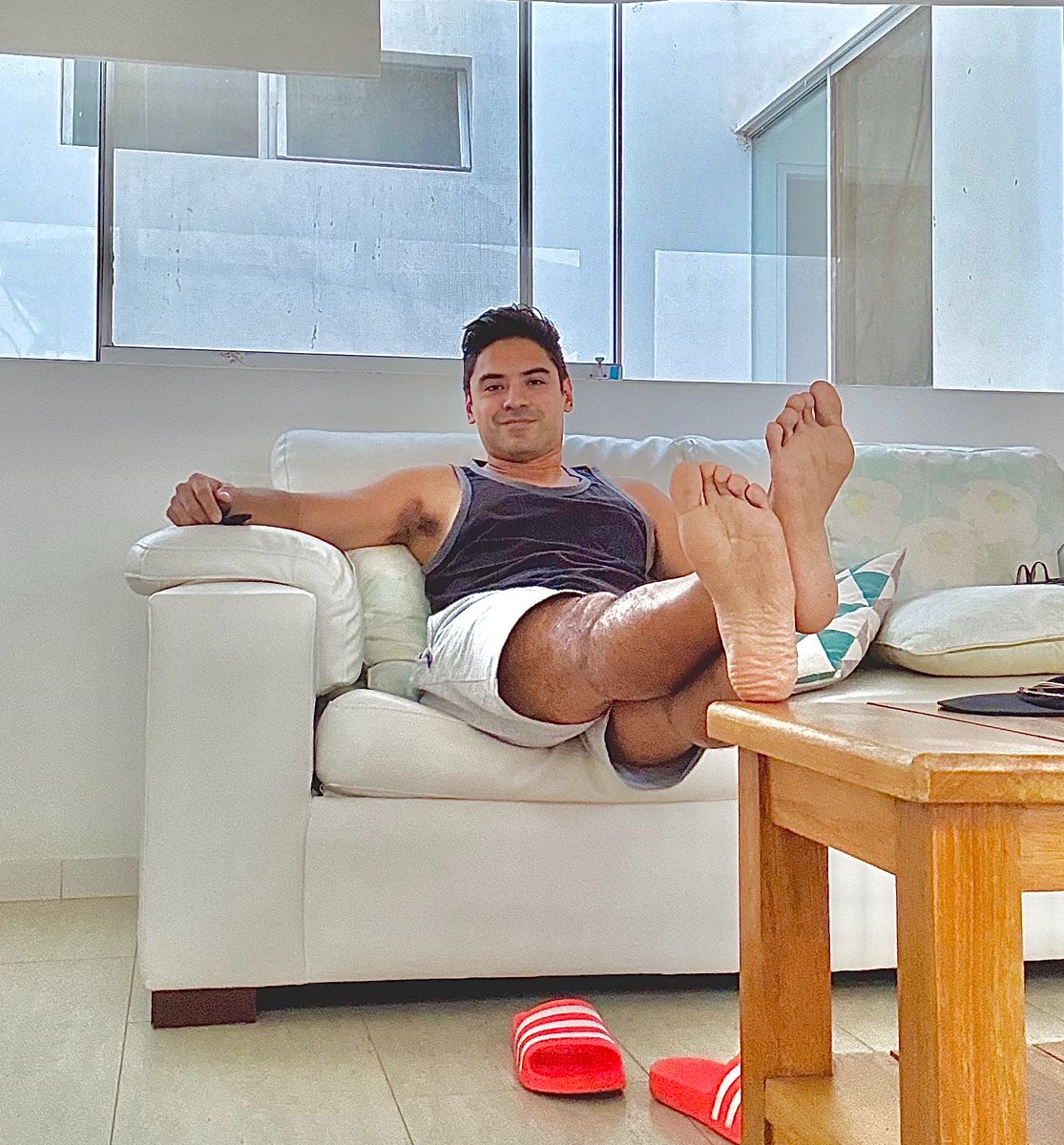 CarloFeetDaily's tweet photo. Watching tv, feet up…

#barefoot #solesandtoes #malefeet #feetworshi̇p #feetOfTheDay https://t.co/w79J3vyfkq