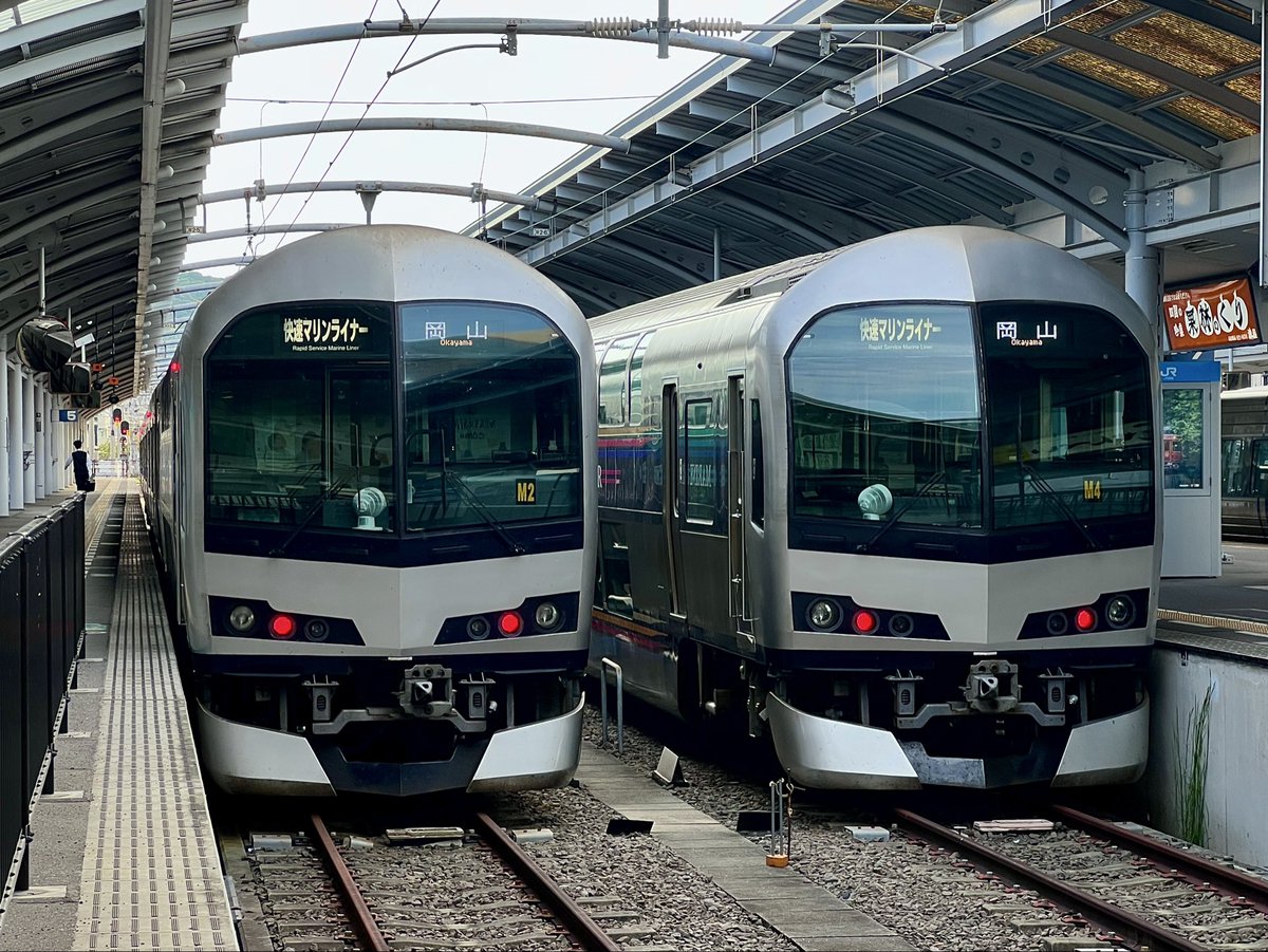 temmy1967's tweet photo. 【2026夏の乗り鉄たび⑭】
福山駅から岡山駅、そして高松駅（四国）に渡りました。おなじみの105系福塩線と福山城（写真①）岡山駅の115系と213系（写真②）高松駅の快速マリーンライナー（写真③）と観光列車「瀬戸大橋アンパンマントロッコ」キクハ32-502（写真④） #乗り鉄 #鉄道 https://t.co/EcMCp4vukm