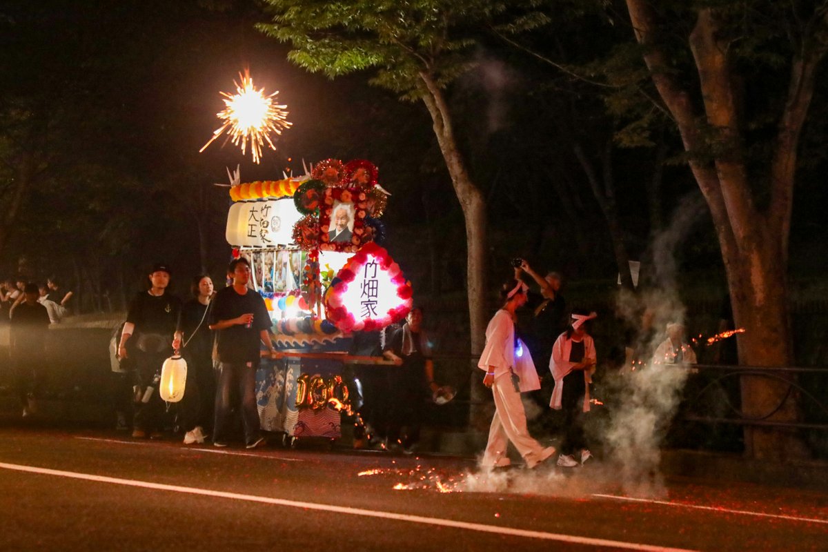 sasebocityhall's tweet photo. #精霊流し🚢

8月15日（土）、今年も精霊流しが行われました🎆

故人の御霊を送るため、爆竹や鐘の音が響く中、それぞれの思いを込めた精霊船がゆっくりと進んでいました🧨
精霊船は、故人にちなんで、さまざまな形や装飾で作られており、佐世保のまちが厳かな雰囲気で包まれていました🚢 https://t.co/WVwRatrKeV