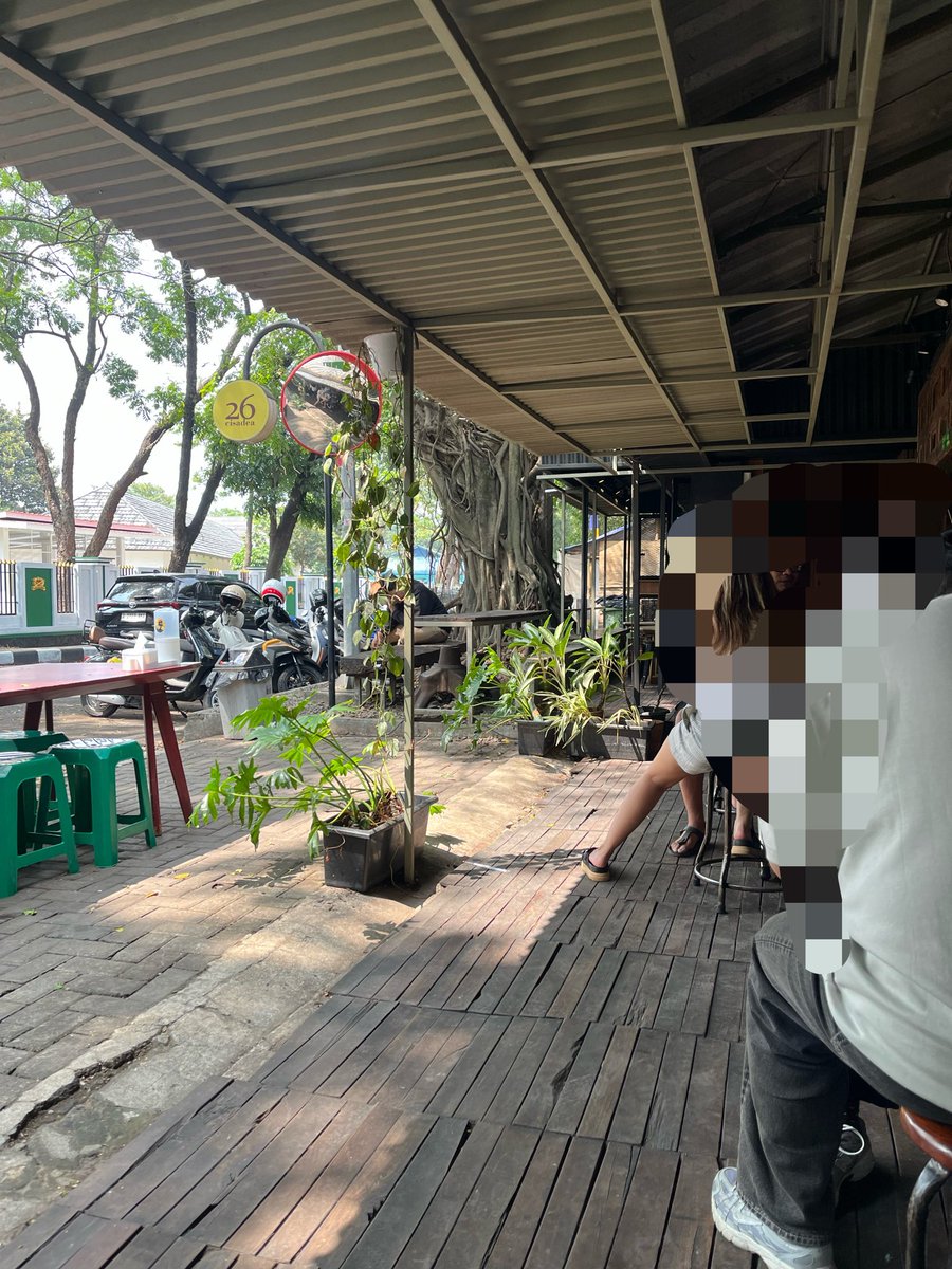 kun6manuk's tweet photo. Kinda weird that I've never ever heard of this place before. So much better than many viral-ngantri-sejam place in town. Maybe because the name isn't Kedai Di Bawah Lembayung Senja. Its Es cincau pandan alone deserve the visit. https://t.co/7U40lnksqb