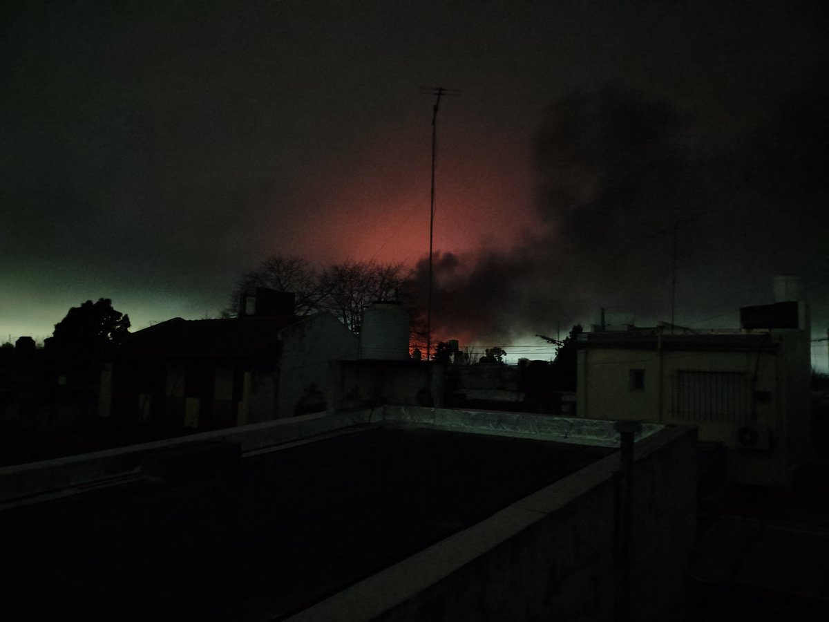 Garmen_Feysulaj's tweet photo. Claramente algo bastante importante se prende fuego en la plata, Tolosa sin luz y tengo entendido que varias zonas más también https://t.co/zwYvitf5gc