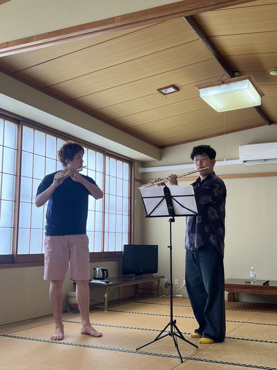 bokunatsu2017's tweet photo. 🍉ぼくなつ2026 第二期スタート🍉
🪈上野星矢先生
🪈ヴィルジール・アラゴ先生
🪈ザビエル・ラック先生
🎹丸木かすみ先生
をお迎えし早速レッスンが始まっています。 先生方の言葉や仲間の演奏からたくさんの刺激を受け、それぞれが昨日までとは少し違う自分に出会える時間となりますように！ https://t.co/wsARixbzl9