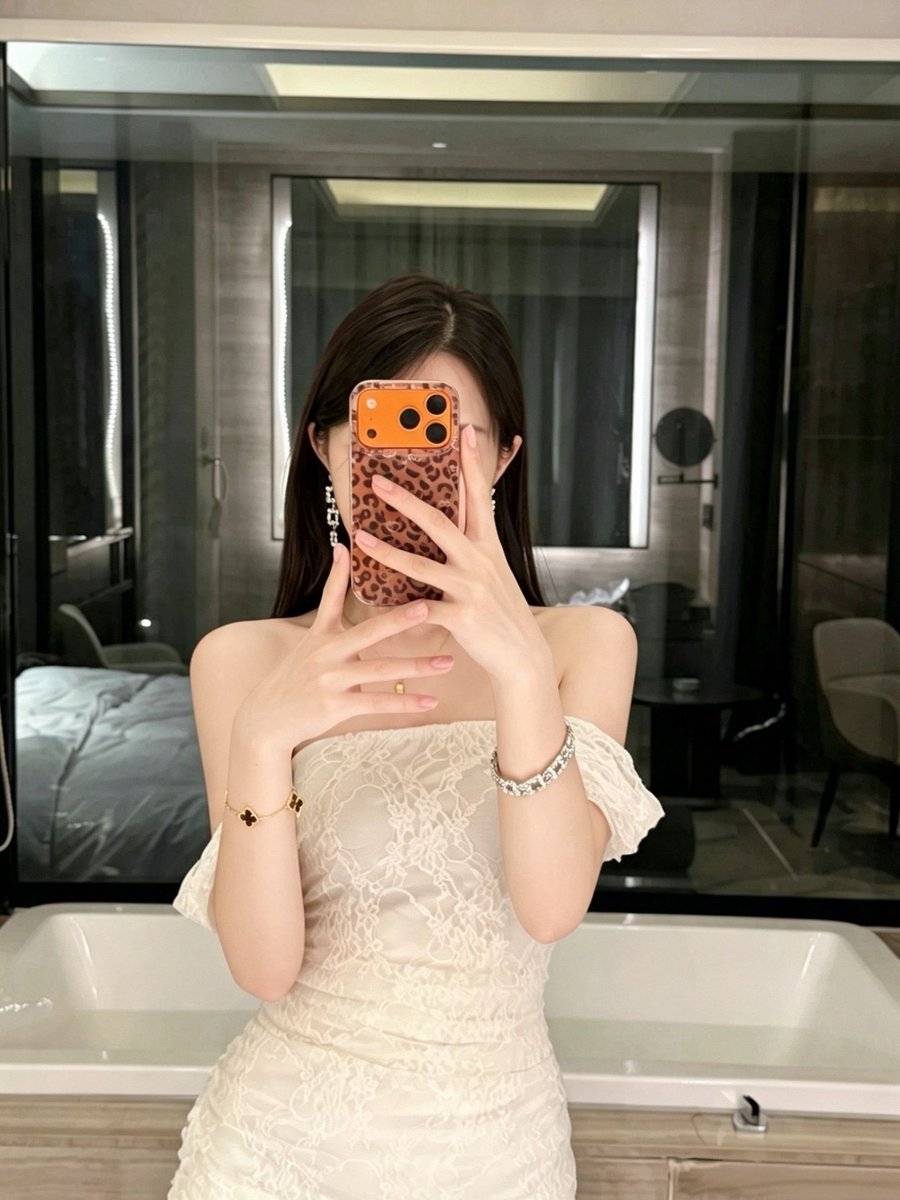 omidrazavi1981's tweet photo. 两个无法分手的女人 #她会是另一个自己她就是自己选择的没有血缘关系的亲人 #闺蜜日常 https://t.co/3sFJ7X4HXc