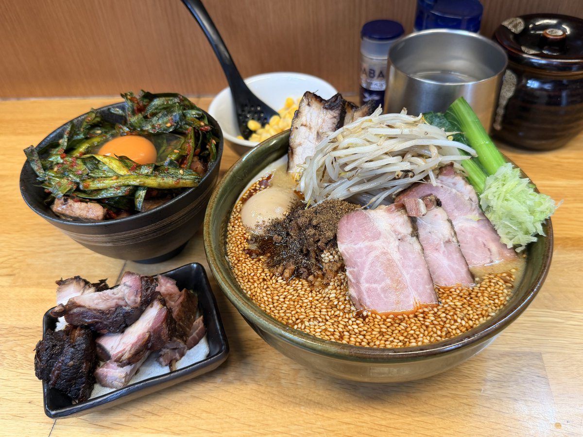 LopchanRamen's tweet photo. 味噌っ子ふっく　荻窪
味玉ちゃーしゅー担々麺🍜
+チャーシュー コーン🌽
🆕『麻薬飯 （まやくめし）』🍚

今日から新ご飯メニュー。麻薬飯✨
いつものちゃーしゅー飯の上に
ニラキムチとブランド生卵乗せ🥚
コレがめちゃくちゃ美味しかったです‼️
担々麺もとても愛してます😍 https://t.co/iNDr1uco27