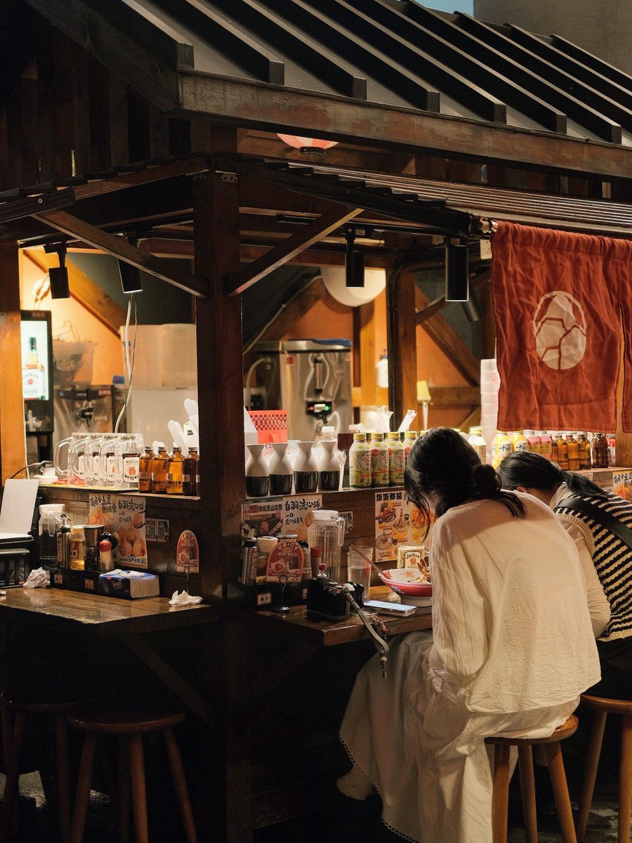 ginalapinki's tweet photo. A warm bowl of miso ramen, soft steamed rice, and a half-empty glass of warm sake—nothing fixes a tired midnight better than this tiny late-night spot’s quiet, gentle vibe. https://t.co/uBEIk7zusS