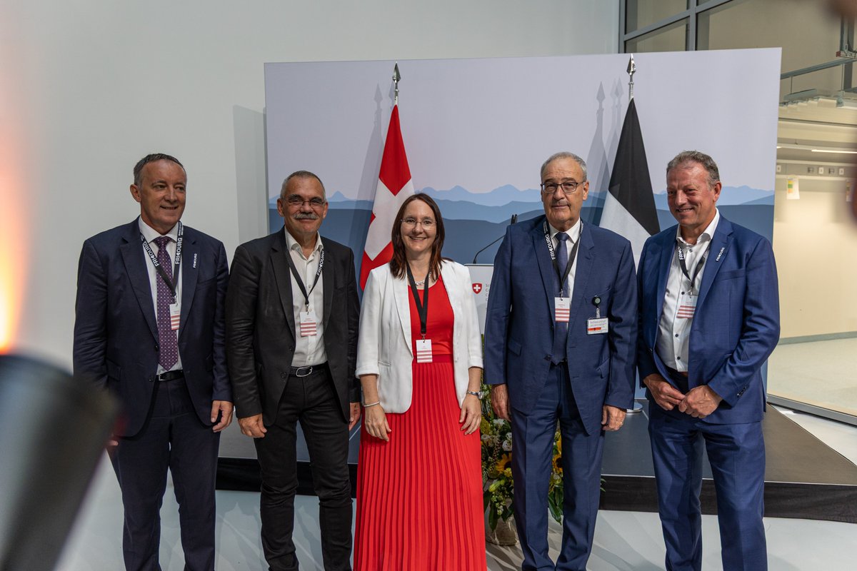 agroscope's tweet photo. Hand-over of keys to #Agroscope’s new laboratory building in Posieux: a milestone for the national #research campus
👉 https://t.co/wBwq7KUAFW https://t.co/T2VIrflSvq