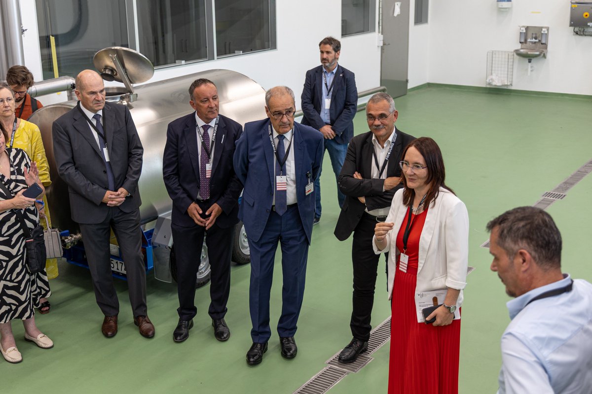 agroscope's tweet photo. Hand-over of keys to #Agroscope’s new laboratory building in Posieux: a milestone for the national #research campus
👉 https://t.co/wBwq7KUAFW https://t.co/T2VIrflSvq
