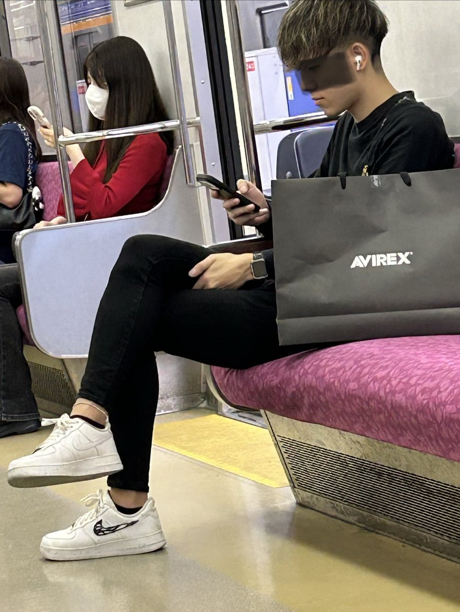 gengerogenQ's tweet photo. 駅で…列車で… https://t.co/31zeuVCxJO