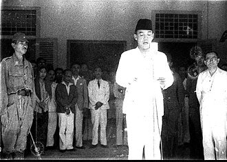 harjoko's tweet photo. Kami  bangsa Indonesia dengan ini menyatakan Kemerdekaan Indonesia .
Hal-hal yang mengenai pemindahan kekuasaan dan lain-lain, diselenggarakan dengan cara seksama dan dalam tempo yang sesingkat-singkatnya.

 Jakarta , 17 Agustus 1945.

Atas nama bangsa Indonesia,
Soekarno/Hatta. https://t.co/JYNfbGsHnO