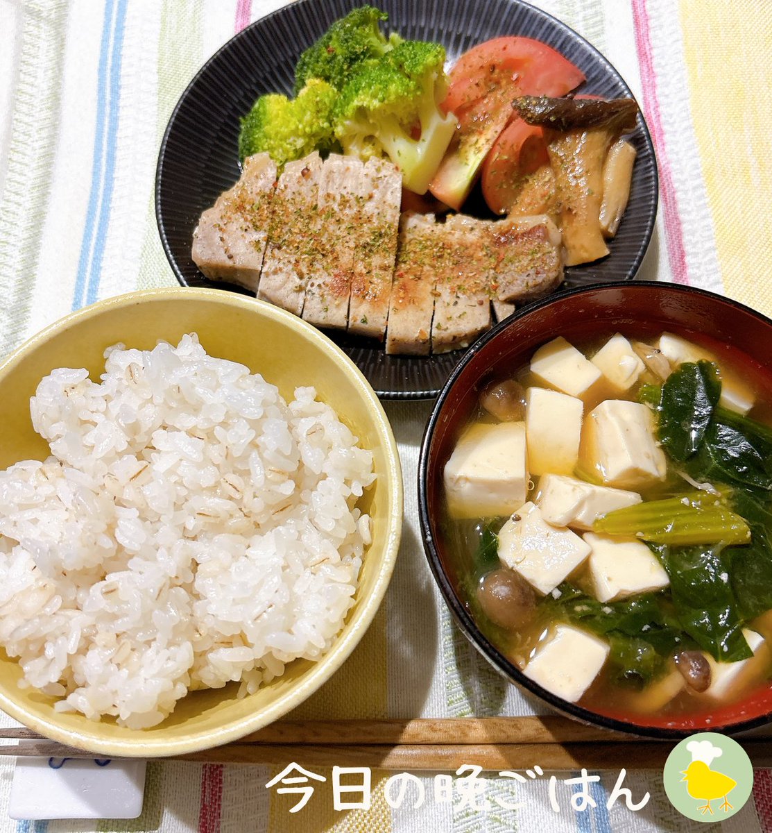recipiyo99's tweet photo. 「晩ごはん」はこちらにしました👇
- 麦ごはん 
- 豆腐とほうれん草の味噌汁 
- ポークソテー #おうちごはん #自炊記録 https://t.co/InywVb7Kae
