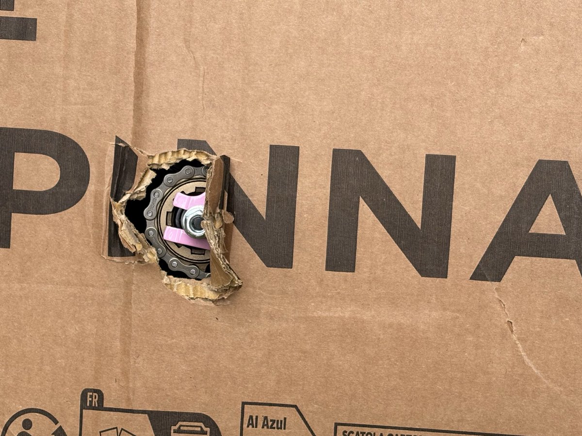 jonnycupps's tweet photo. @EvansCycles I cannot speak to anyone about an order, this is for my daughters birthday, doesn’t seem right does it, can you help? This is how it was delivered https://t.co/l5heVPp68i