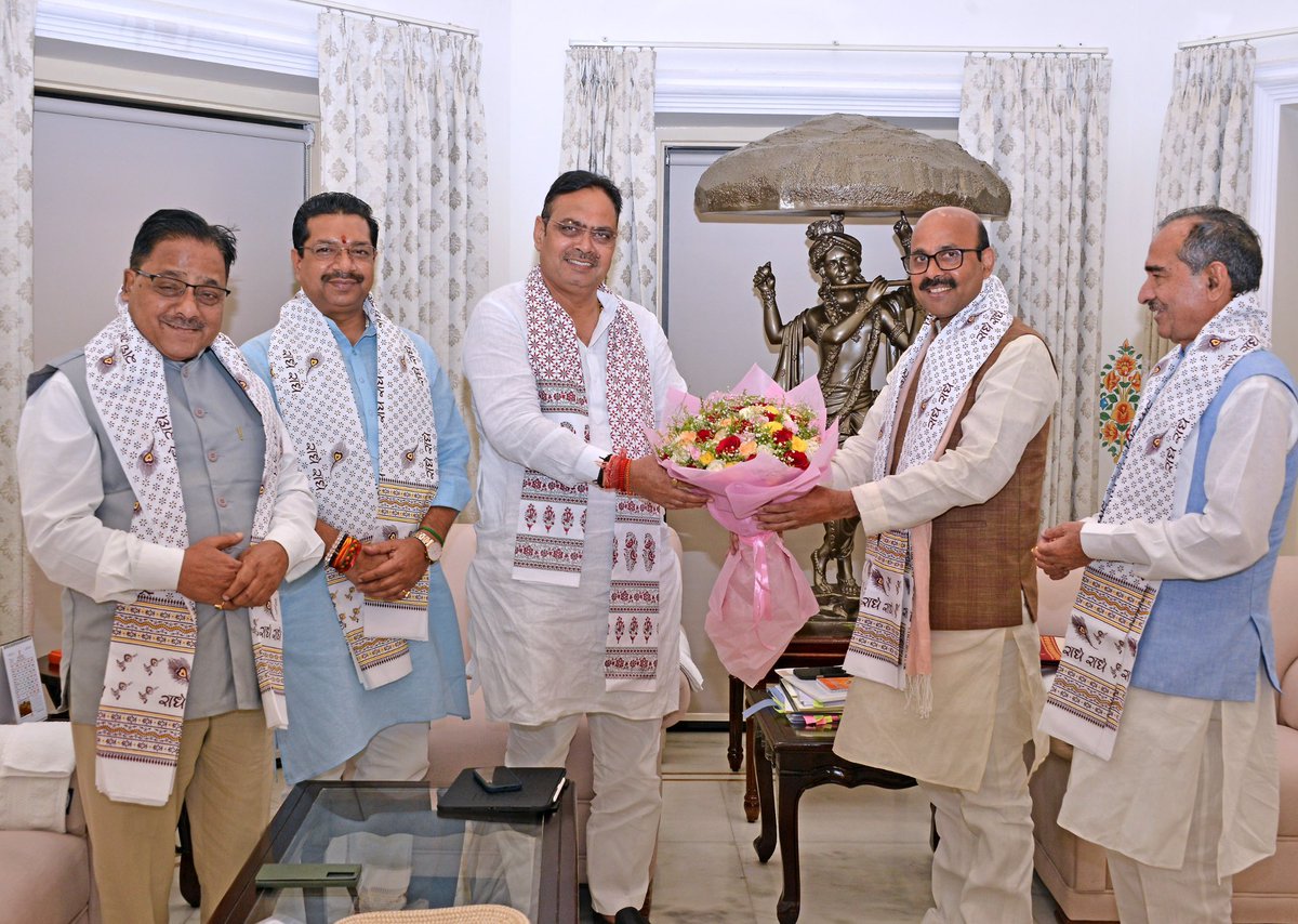 HarishD_BJP's tweet photo. राजस्थान प्रवास के क्रम में जयपुर में माननीय मुख्यमंत्री श्री भजन लाल शर्मा जी के आवास पर राष्ट्रीय महामंत्री एवं प्रभारी डॉ राधा मोहन दास अग्रवाल  जी प्रदेश अध्यक्ष श्री मदन राठौड़ जी संगठन महामंत्री श्री अजय कुमार जी के साथ बैठक में आगामी निकाय चुनाव के तैयारी के दृष्टि से बैठक में तैयारी की समीक्षा की गई ! @blsanthosh