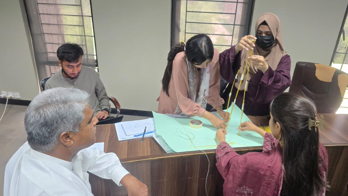 PakUSAlumni's tweet photo. Around 30 participants at Sukkur explored AI, digital tools, prompt engineering &amp; emerging economic opportunities through #PUANConnect Grant by Mubarak Ali, English Works 2021–2022 alumnus.
Building practical digital skills for technology driven economy. 
https://t.co/W9t0exsiKl https://t.co/z7AK4nPzAM