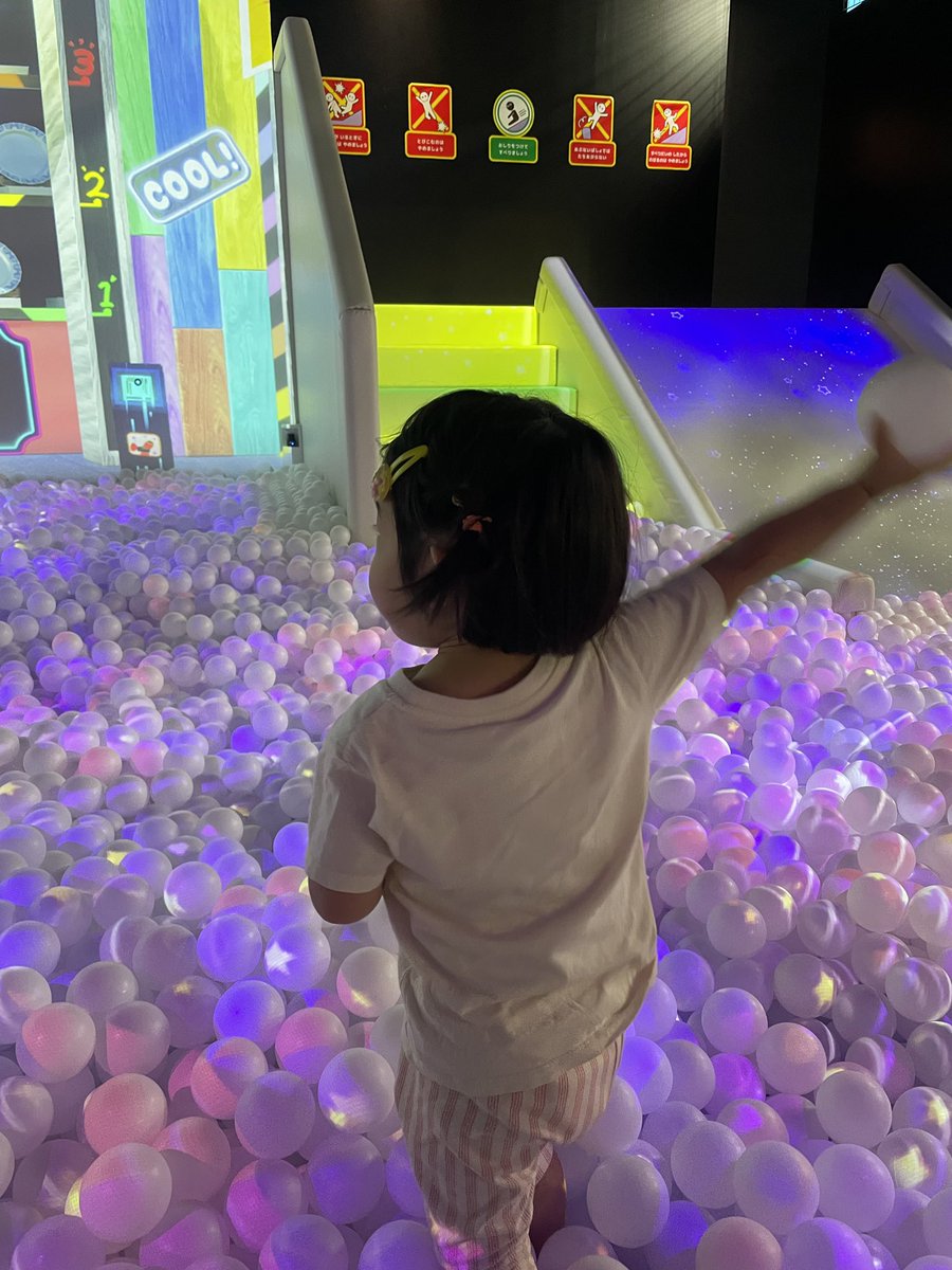 kinboshi_inc's tweet photo. 気になっていた「リトルプラネット」というキッズテーマパークに初めて行ってみました⛲️
ボールプールは、壁にプロジェクションマッピングでストーリーが映し出され、ミニゲームがあったり敵を倒したりと、すごく楽しそうでした✨
子どもの遊び場とあなどっていましたが、大人も大はしゃぎでした😂👏

#金星
#KINBOSHI
#SECURITY
#警備
#制服
#ピュアット
#GULAS
#Quanta
#リトルプラネット
#キッズテーマパーク