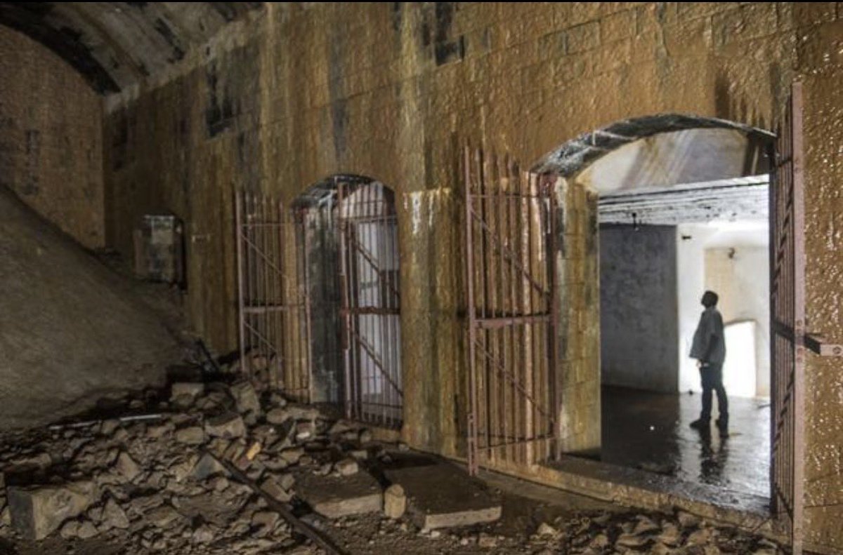 mumbaiheritage's tweet photo. 10 years ago, a hidden bunker was discovered beneath Raj Bhavan.

On 16 August 2016, a forgotten British-era bunker was discovered beneath Malabar Hill.

The 150-metre-long bunker has 13 rooms, including the Shell Store, Gun Shell, Cartridge Store and Workshop.

Today, it houses Kranti Gatha, a gallery dedicated to India’s revolutionaries, along with the Gallery of History and Archives.

And yes, the bunker is open to the public, but only through prior registration.

A forgotten bunker.
A remarkable piece of Mumbai’s history.
#MumbaiHeritage #OldMumbai