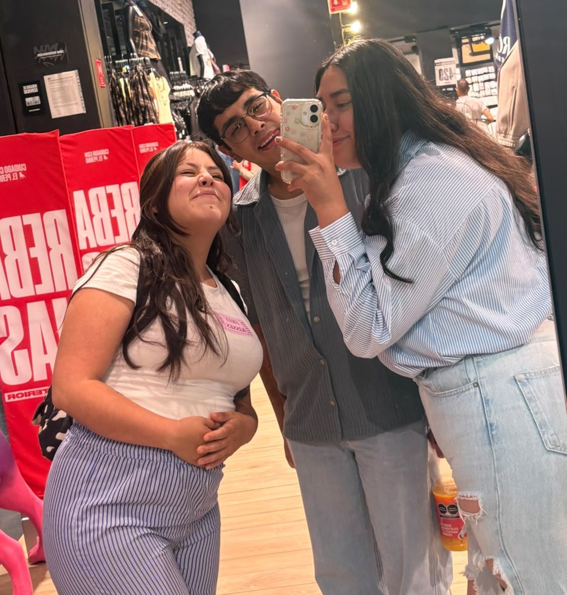 uril_pxh's tweet photo. Amo conservar su amistad después de haber terminado la uni. ❤️‍🩹 https://t.co/94YfVx7Ih4