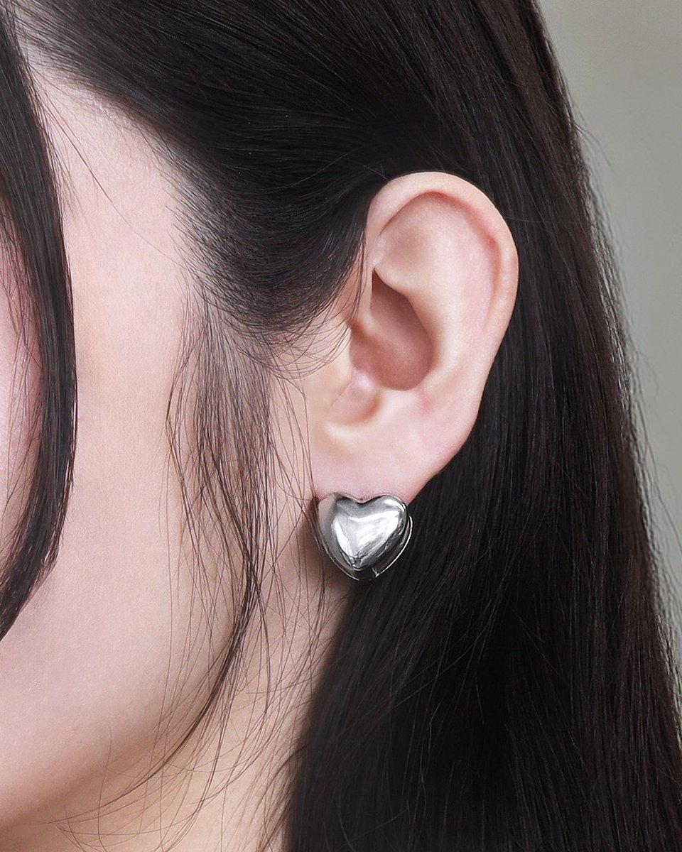 RerinaTod's tweet photo. ✧ぷっくりハートフープピアス✧

<Color> シルバー/ゴールド
<Price> 2,200円(税込)
https://t.co/aqbA6lKfSV

コーデに甘さをプラスしたい時におすすめ✨
ころんとしたハートが愛らしいフープピアス

#RerinaTod #ハートピアス #フープピアス #コーデ https://t.co/bVn72hjJaA