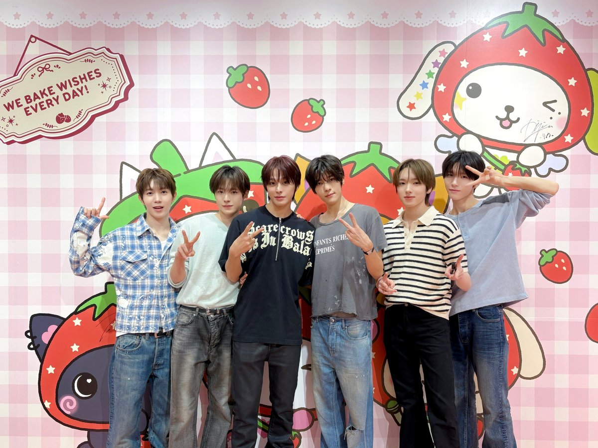 nctwish_jp's tweet photo. NCT WISHが「NCT WISH [Wishberry Bakery] POP-UP」に遊びに来ました🍓
それぞれの個性が光るメッセージやサインを残したり、お互いに記念撮影をしたりと、短い時間でしたが笑顔いっぱいの楽しいひとときを過ごしました♪

シズニのみなさんもぜひ遊びに来てくださいね✩˚｡⋆

EVERYTHING, ALL AT ONCE, NEO
https://t.co/B8ORdJAZfh

#NCTWISH
#NCTWISH_WishberryBakery_POPUP
#WishberryBakery
#NCT_10TH_ANNIVERSARY