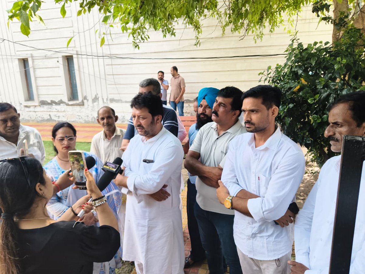 DccKarnal's tweet photo. शहीद-ए-आज़म शहीद मदन लाल ढींगरा जी की पुण्यतिथि के अवसर पर आज सेक्टर-12 स्थित उनकी प्रतिमा पर श्रद्धापूर्वक माल्यार्पण एवं पुष्पांजलि अर्पित कर उन्हें भावभीनी श्रद्धांजलि दी गई।

🇮🇳 शहीदों का बलिदान राष्ट्र की अमूल्य धरोहर है।
शहीद मदन लाल ढींगरा जी अमर रहें।

 पराग गाबा https://t.co/TrAb9sC4JP
