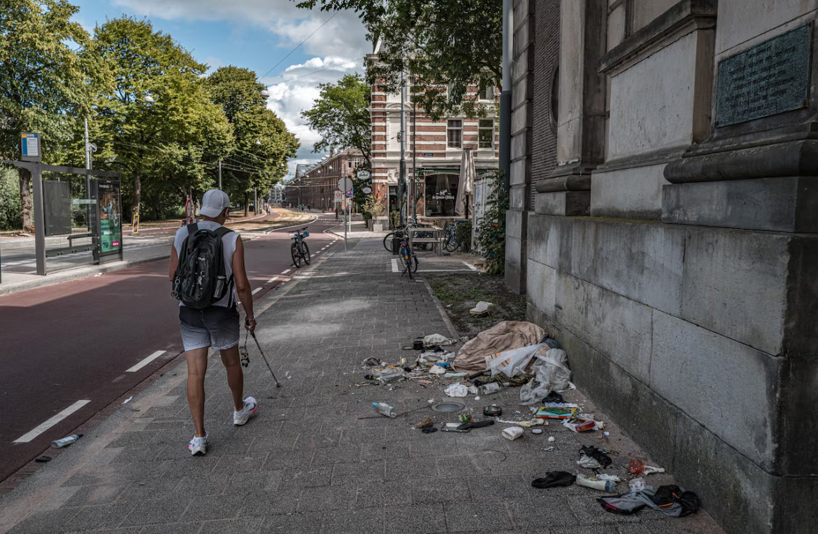 JesperRoele's tweet photo. Bewoners op en rondom het Alexanderplein voelen zich onveilig vanwege de vele drugsverslaafden die er bivakkeren. En ze storen zich aan het vele afval. De buurt is een grote vuilnisbelt https://t.co/R3OtObreGp https://t.co/R5VEmzaVwa